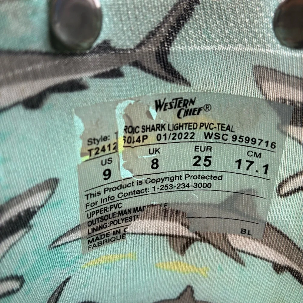 Toddler Shark Light Up Rain Boots Size 9 Pull Handles Ocean Green Blue EU 25